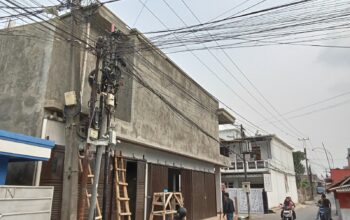 Kabel Internet Menjuntai di Cibadak Cianjur, Warga Pertanyakan Penataan Jaringan