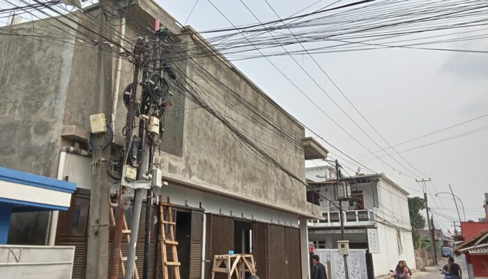 Kabel Internet Menjuntai di Cibadak Cianjur, Warga Pertanyakan Penataan Jaringan