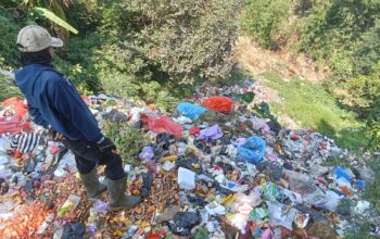 Sampah Menggunung di Bantaran Cisarua, Kebiasaan Lama Cemari Sungai