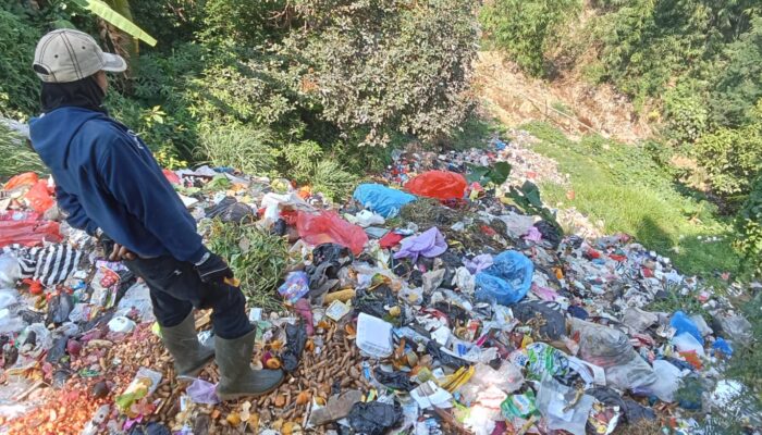 Sampah Menggunung di Bantaran Cisarua, Kebiasaan Lama Cemari Sungai