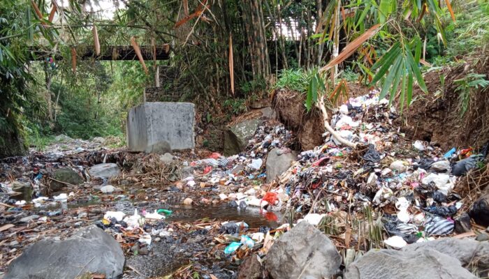 Sampah Masih Menumpuk di Sungai Cibogo, Karung Berisi Pasir Ditemukan di Bawah Jembatan Cisentul