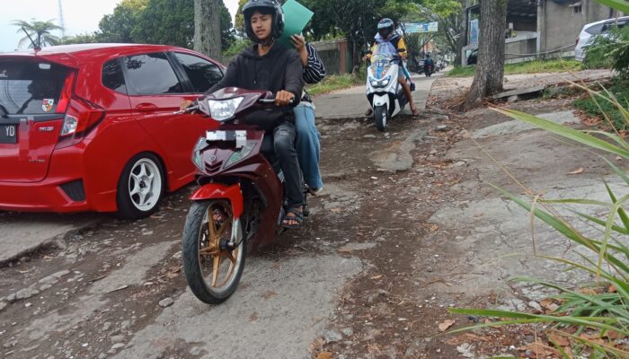 Jalan Padarincang Palasari Cianjur Berlubang, Pengendara Minta Segera Diperbaiki