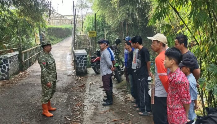 Babinsa dan Bhabinkamtibmas Bersama Warga Gotong Royong Bersihkan Jembatan Cisentul Ciwalen