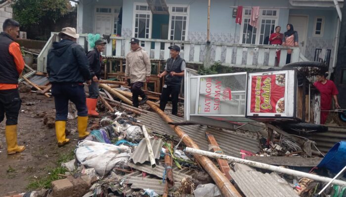 Tanggul Saluran Air Jebol, Tujuh Rumah di Ciherang Terendam, Satu Rusak Berat