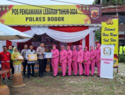 Kapolsek Cijeruk Bersama Ketua Ranting Bhayangkari Cijeruk, Lakukan Giat Penyerahan Tali Asih Dari Ketua Bhayangkari Cabang Polres Bogor Kepada Personil Pos Pam Cigombong