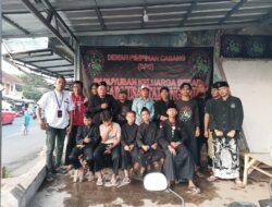 Paguyuban Asgar Nusantara Ngahiji DPC Karangpawitan Bagikan Takjil Kepada Pengguna Jalan