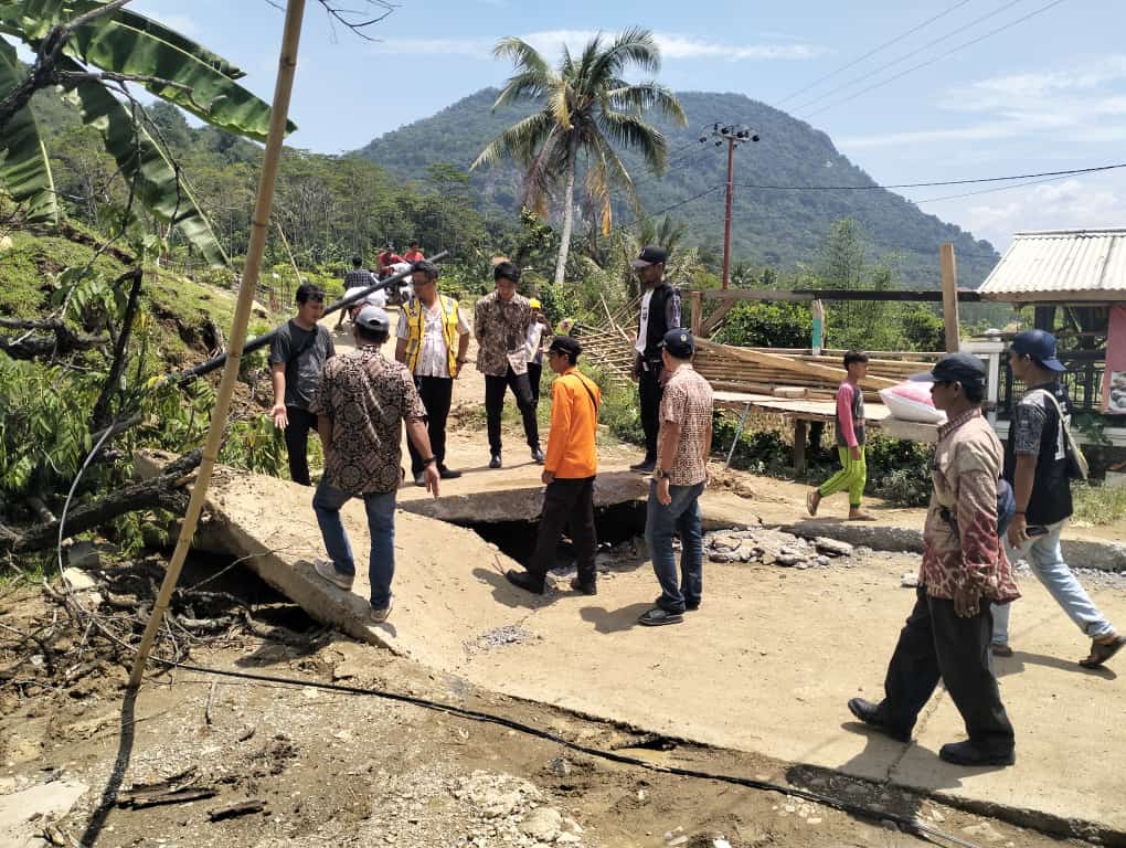 Pemantauan oleh tim BPBD di lokasi tanah bergerak