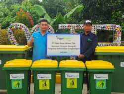 FajarPaper Serahkan 190 Unit Tempat Sampah ke 10 Desa di Kab. Bekasi
