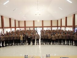 Apresiasi Bhabinkamtibmas, Kapolres Metro Bekasi Berikan Seragam Dan Rompi Baru