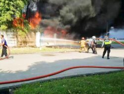 Kebakaran Hebat Melanda Sebuah Gudang di Cikarang Pusat