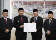 Bey Machmudin Serahkan SK Perpanjangan Pj Bupati Bekasi Kepada Dani Ramdan