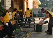 Personil Polsek Setu Melaksanakan Kerja Bakti di Masjid Jami Al-Falah