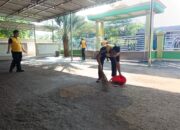 Personil Polsek Setu Melaksanakan Kegiatan Konve Dengan Membersihkan Lingkungan/Tempat di Masjid Jami Al-Inhsan