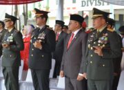 Kapolres Metro Depok Hadiri Upacara Pengibaran Sang Merah Putih dalam Rangka Hari Kemerdekaan RI ke-79 di Divif 1 Kostrad Cilodong