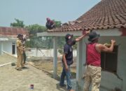 Kepala Desa Ridomanah Oden Pantau Langsung Persiapan Giat Botram, Perangkat Desa Gotong – Royong Benahi Kantor Desa