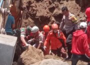 Naas Tebing Setinggi 10 Meter Menimpa Ujang Yang Saat Berada di Dalam Excavator