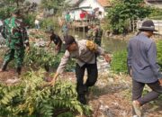 Karya Bakti, Bhabinkamtibmas Polsek Pebayuran Membantu Koramil 11 Pebayuran Bersihkan Sampah di Bantaran Kali