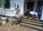 Anggota Piket Fungsi Polsek Pebayuran, Melaksanakan Giat Jumsih di Musholah Nurul Yasin