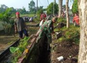 Minggu Bersih, Babinsa Kelurahan Tanggung Ajak Warga Gotong Royong Bersihkan Lingkungan