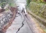 Hujan Deras Sebabkan Badan Jalan Amblas, Akses Kampung Bantar Panjang Cianjur Terputus