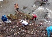 Bersih-bersih Sungai Ciwalen, Kades Cibadak Ajak Warga Sukaresmi Cianjur Jaga Lingkungan