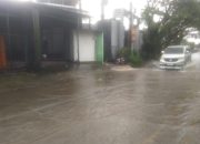 Drainase Tersumbat di Jalan Hanjawar–Pacet Sukaresmi Cianjur, Air Kerap Meluap Saat Hujan Deras
