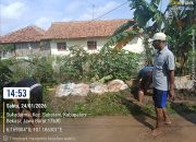 Warga Perum CPM Bersama Masyarakat Gotong Royong Membangun Tanggul Darurat