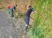 Babinsa Nyalindung Bersama Warga Bersihkan Badan Jalan Demi Keselamatan Pengendara