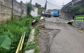 Jalan Kabupaten di Sukatani Pacet Hancur Parah, Kades H. Udin Sanusi Surati Pemkab Cianjur dan Dinas PUPR