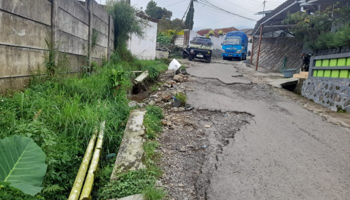 Jalan Kabupaten di Sukatani Pacet Hancur Parah, Kades H. Udin Sanusi Surati Pemkab Cianjur dan Dinas PUPR