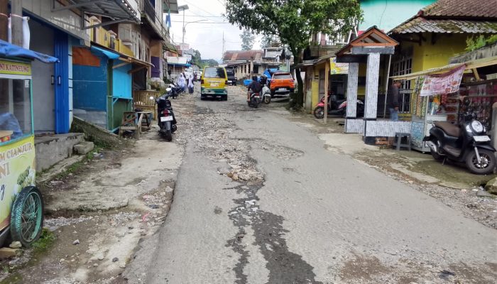 Program Prioritas “Jalan Lecir” Cianjur Disorot: Jalan Kabupaten Sukatani Rusak Parah Bertahun-Tahun, Warga Sebut Hanya Slogan Politik