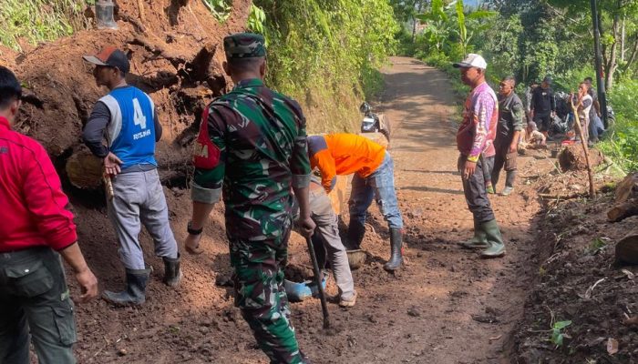 Tiga Kilometer Jalan Desa Rawabelut Rusak Diterjang Longsor, Akses Petani dan Ambulans Terancam Lumpuh
