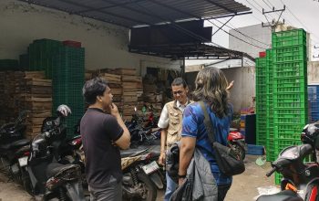 DLH Cianjur Temukan Sumber Bau Menyengat dari Gudang Pengemasan Telur di Karangtengah, Aktivitas Telur Pecah dan Pencucian Tray Dihentikan