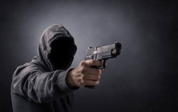 Viral Aksi Nekat! Pelaku Diduga Bawa Senjata Api Coba Bobol Toko Hp di Cianjur, Karyawan Teriak Histeris