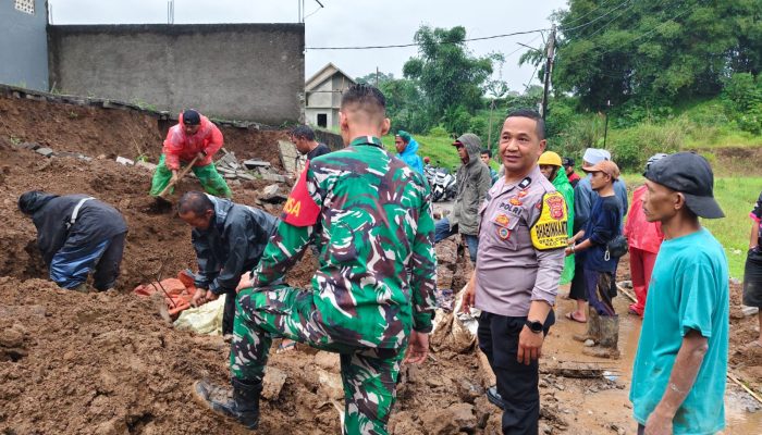 Pekerja Tewas Tertimbun Longsor Saat Bersihkan Gorong-Gorong di Pacet Cianjur