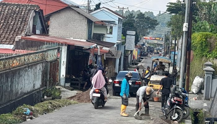 Gerak Cepat PUPR Cianjur Perbaiki Jalan Cipendawa–Gunung Putri Usai Kecelakaan Maut dan Rentetan Pengendara Terjatuh
