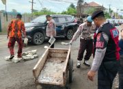 Polsek Serang Baru Bersama TNI dan Warga Gelar Karya Bakti, Tambal Jalan Rusak di Sukasari