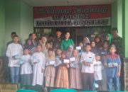 Dandim 0509/Kabupaten Bekasi Bersama Ketua Persit KCK Cabang XXIII Berbagi Takjil Ramadhan di Setu