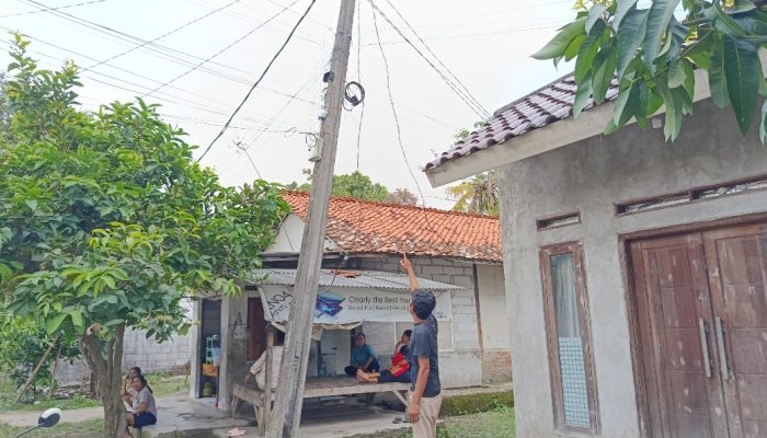Tiang Listrik Miring Di Kampung Ceger, Warga Meminta Pihak PLN Untuk Mengambil Tindakan Secepatnya